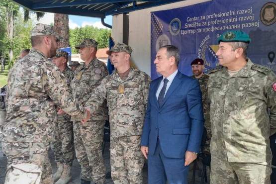 Parlamentarni vojni povjerenik BiH Boško Šiljegović prisustvovao u Travniku ceremoniji svečanog završetka osnovne podoficirske obuke pripadnika OSBiH